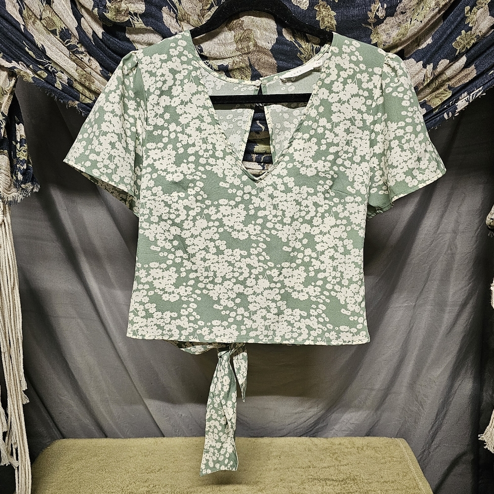 4/$20 Lush | Sage & White Cropped Open Tie Back V Neck Blouse size Small
